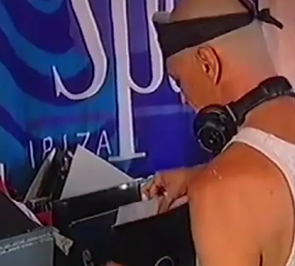 DJ en una cabina de Ibiza
